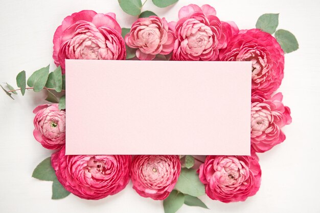 恋の手紙 ピンクの紙の封筒 花の花びらを模 ローズとランンキュルス バレンタインデー