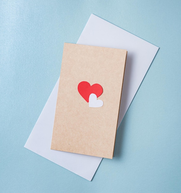 사진 빨간색과 파란색 배경에 붉은 마음으로 편지 엽서를 사랑 해요. 발렌타인 데이, 어머니의 날, 결혼식의 개념. 상위 뷰 및 복사 공간