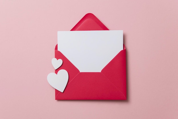 Любовное письмо белая открытка с макетом конверта из красной бумаги