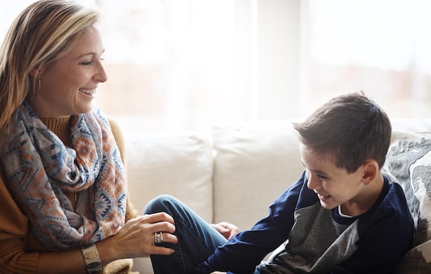 Photo love mother and son on couch playing and bonding on weekend loving and tickling in living room mama family and male child with mom playful and cheerful on break laughing together and happiness