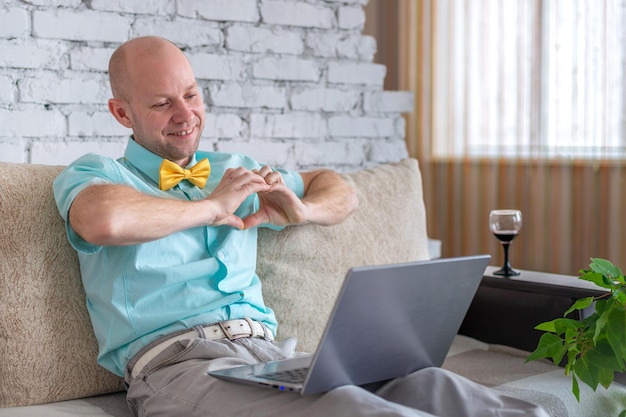 Foto ama online una dichiarazione d'amore un uomo felice il giorno di san valentino a casa in autoisolamento un adulto