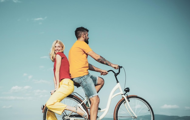 사랑과 라이프 스타일 첫사랑의 빈티지 자전거 개념과 사랑과 낭만적 인 데이트 개념 커플
