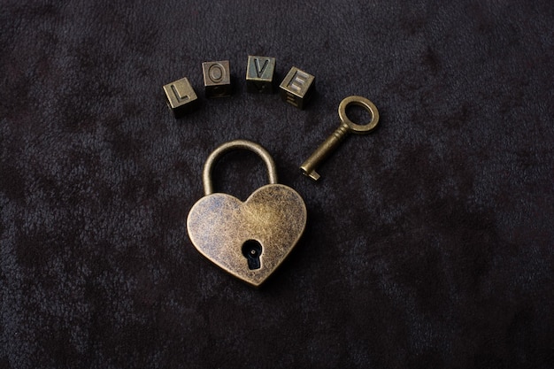 사진 사랑 모양의 자물쇠 키와 검정색 배경에 사랑 문구