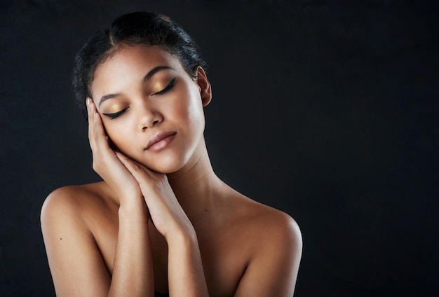 Foto adoro la pelle in cui ti trovi inquadratura di una bella donna in posa su uno sfondo nero