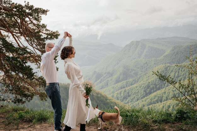 Photo love story couple dancing the mountains