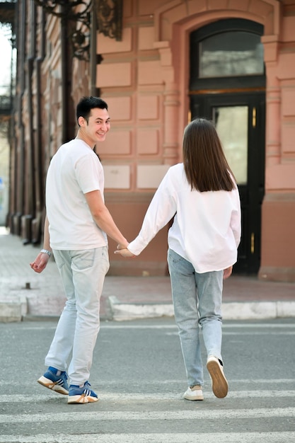 도시 거리의 한 남자와 여자의 사랑 이야기 여름 도시 산책