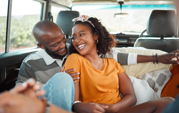 旅行が大好きで、一緒に車の中で笑って絆を深めるロードトリップのカップル 幸せな冒険と黒人女性の笑顔と陽気な男性とのジョークの共有とリラックスと旅行の楽しみ