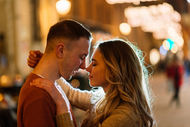 Photo love, travel, tourism, relationship and dating concept - romantic happy couple hugging in the street. st. valentine holiday