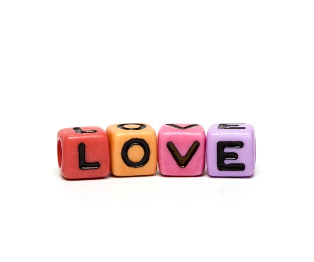 여러 가지 빛깔의 어린이 장난감 큐브로 만든 사랑 단어xA