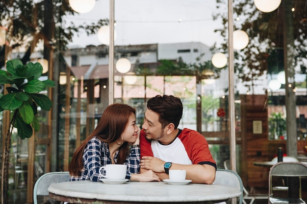 커피를 마시고 사랑스러운 아시아 부부