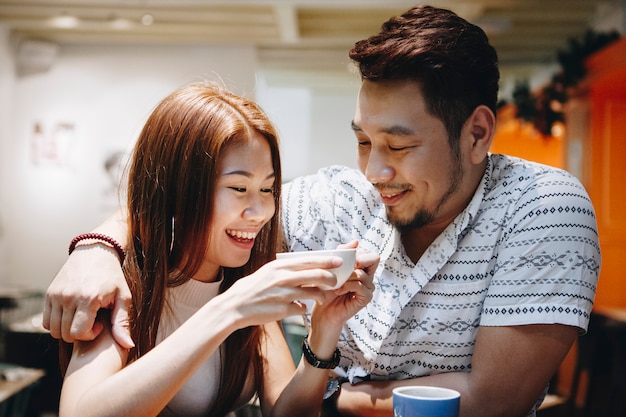 커피를 마시고 사랑스러운 아시아 부부