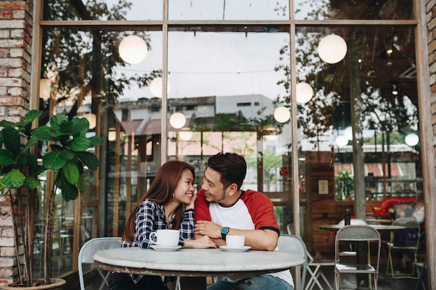 Photo lovely asian couple having coffee