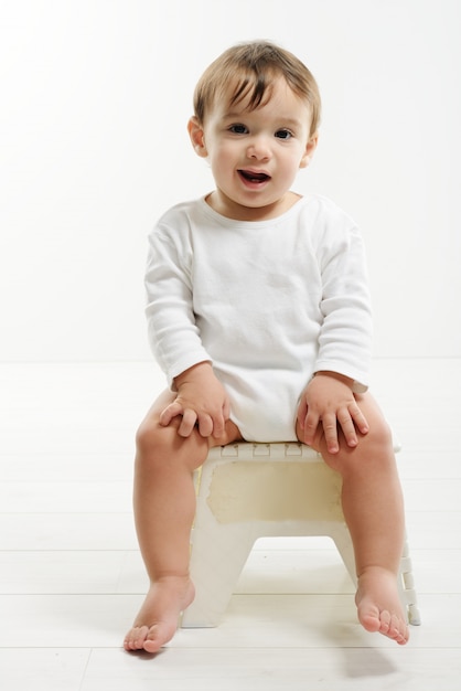Фото Симпатичный ребенок, сидящий в кресле