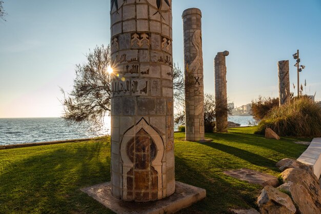 Photo the lovely columns on avenida de los marineros in the coastal town of torrevieja alicante valencian community spain mediterranean sea on the costa blanca