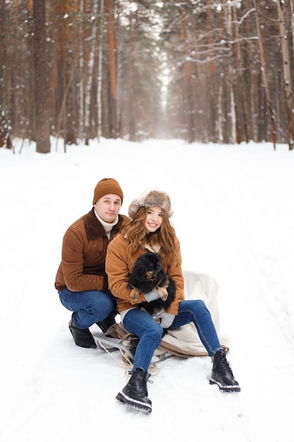 Bella coppia e cane che si godono l'inverno