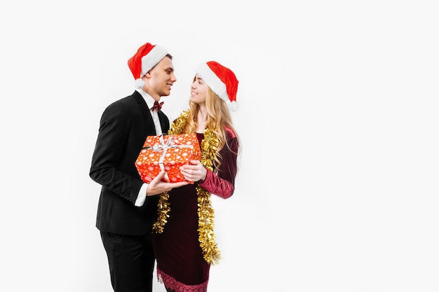 Photo lovely couple giving christmas gifts