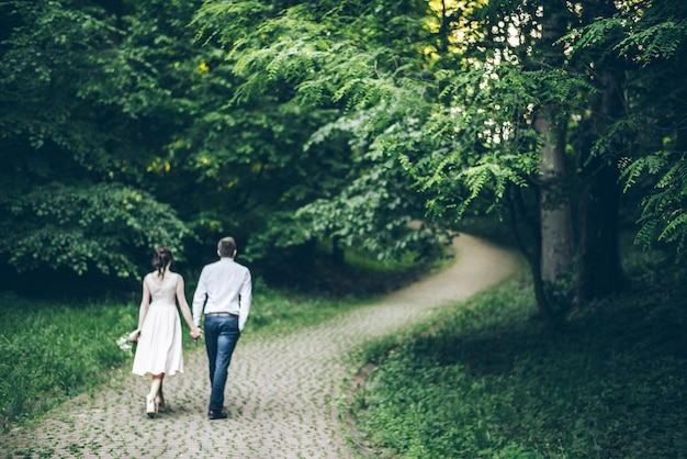 素敵なカップルが抱き合う