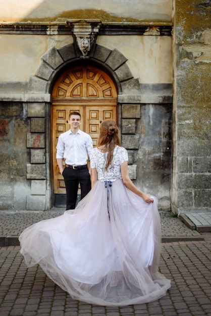 Photo lovely couple hugging in gorode. europe.