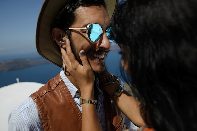 海のそばにキス愛の素敵なカップル