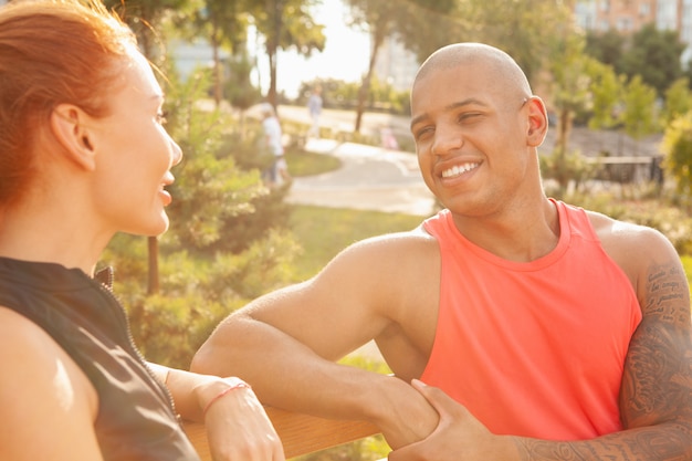 Photo lovely couple relaxing outdoors after exercising