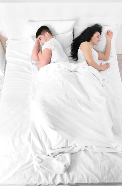 사진 하얀 침대에서 자고있는 사랑스러운 커플