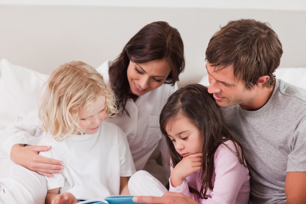 Foto bella famiglia leggendo un libro