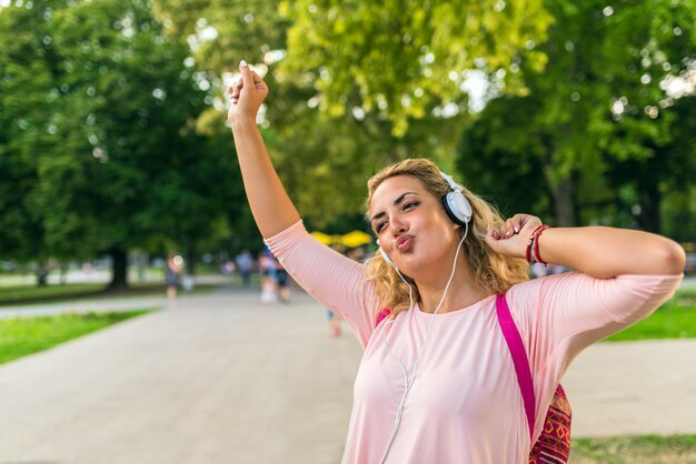 Foto bella ragazza con le cuffie godendo il suo tempo