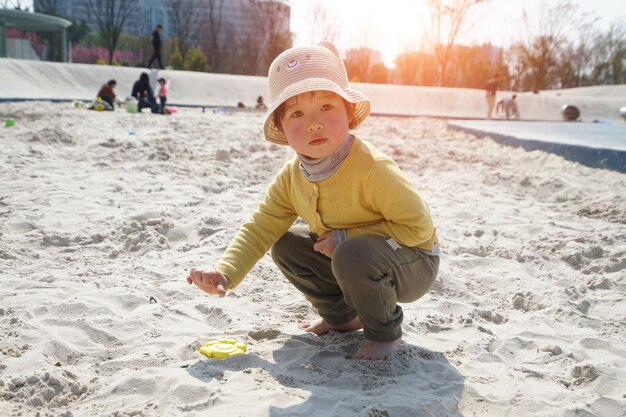 L'adorabile bambina sta giocando sulla spiaggia