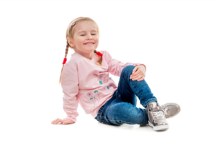 Photo lovely little girl sitting on the floor