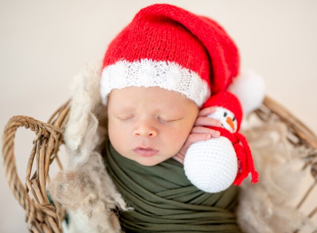 Adorabile neonato nel cappello santa