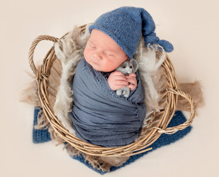 Photo lovely newborn sleeping in basket