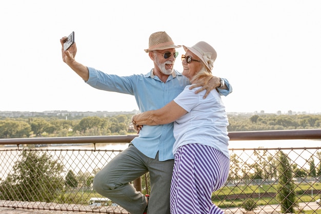 Vecchie coppie adorabili che prendono un selfie