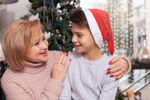 彼女の孫とクリスマスを祝う素敵な年配の女性