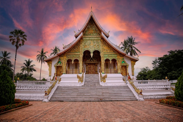 Bel tramonto in un bel tempio a luang prabang in estate laos