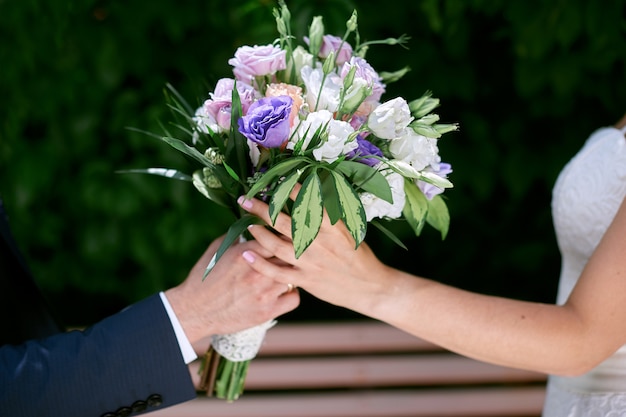 素敵な結婚式の花の花束