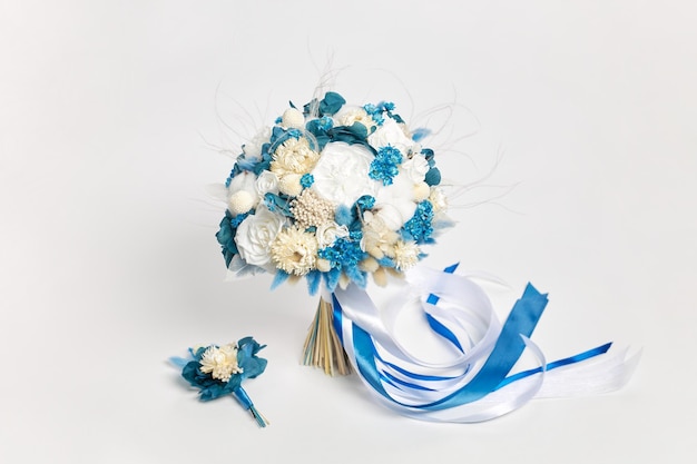 Bel bouquet da sposa bianco e blu su sfondo bianco