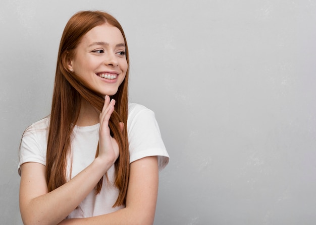 写真 コピースペースで素敵な女性