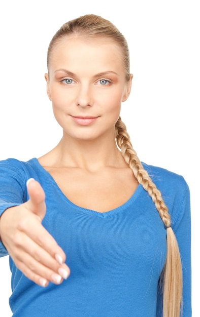 Foto bella donna con una mano aperta pronta per la stretta di mano