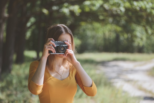 写真のカメラを持つ素敵な女性