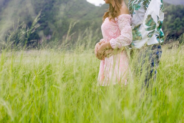 写真 恋人の抱擁自然の中で