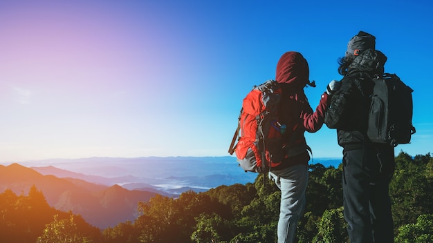 恋人の女性と男性のアジア旅行自然。ナチュラルタッチの田舎。山の上で。