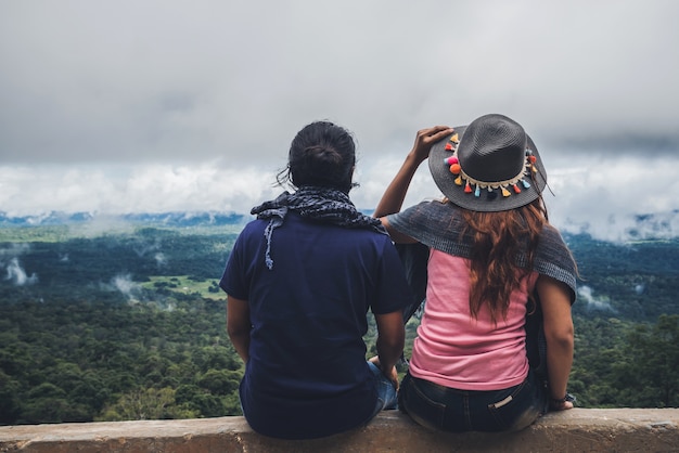 Le donne amanti e gli uomini asiatici viaggiano rilassati nelle vacanze. fai un giro panoramico sulla montagna. tailandia