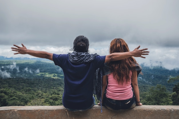 恋人の女性と男性のアジア人旅行は休暇中にリラックスします。山の景色に乗ってください。タイ