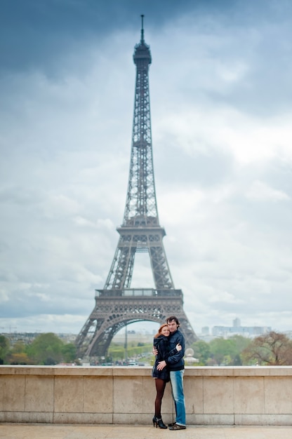 lovers hugging in paris with the eiffel tower in the background