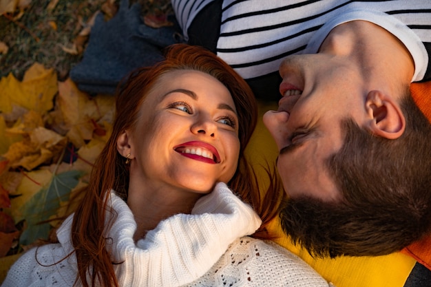 Foto amanti uomo e donna nel parco in autunno