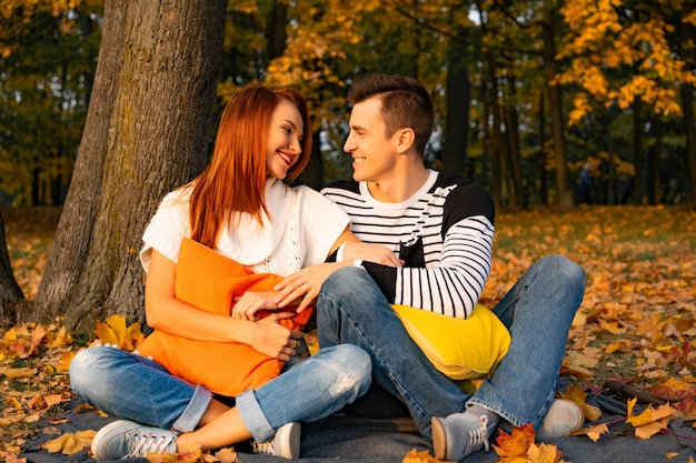 Foto amanti uomo e donna nel parco in autunno