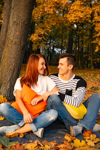 Amanti uomo e donna nel parco in autunno