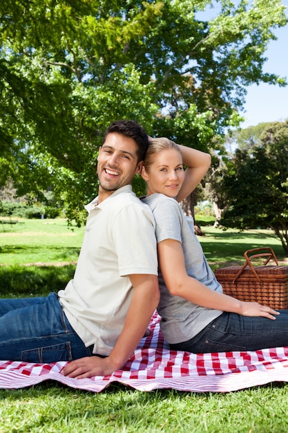 公園でピクニックをする恋人たち