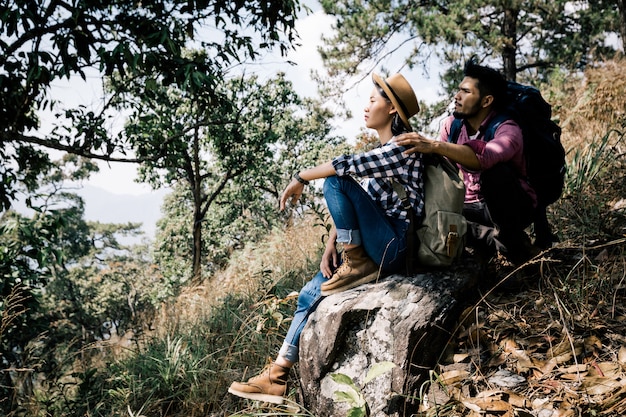 Foto gli amanti viaggiano nella foresta, viaggi rilassati, vacanze e vacanze, viaggi, amore e relazioni