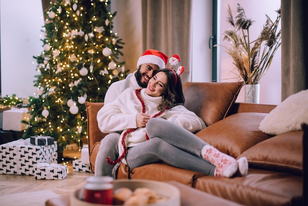 Photo a loving couple celebrates christmas